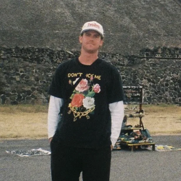 Hugh Heys de pie frente a una pirámide de piedra