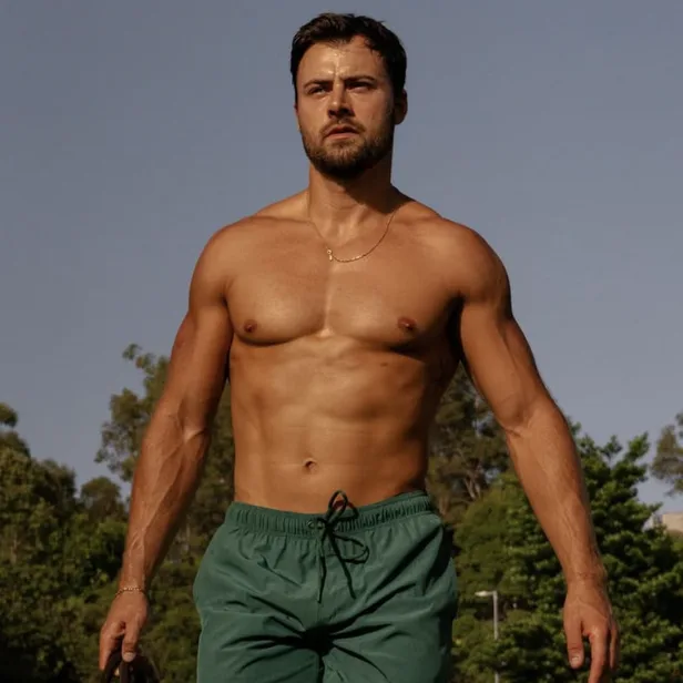 Reuben Doney de pie al aire libre con shorts verdes